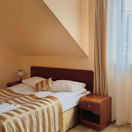 Hotel Emida - Restauracja & *
